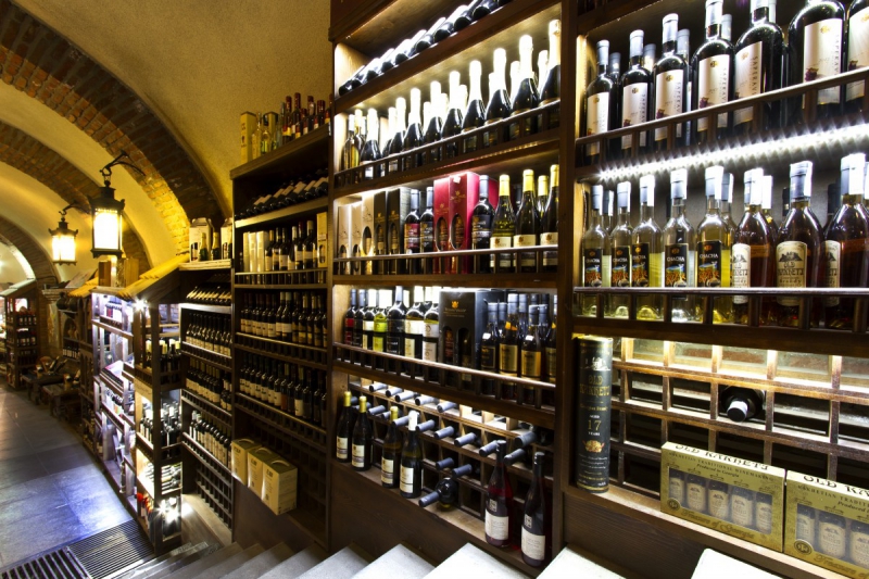 ecommerce-CAMPS LA SOURCE-min_world_street_travel_shop_canon_georgia_wine_bottles-429767